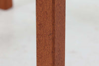 北欧より買い付けたサイドテーブルです。タイルがデザインポイントになっており、熱いコップなどをそのまま置く事が出来ます。本体には良質なチーク材が使用されています。