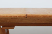 北欧より買い付けた、HenningKjaernulfによってデザインされた円形ダイニングテーブルです。天板を広げた際に中央のサポートの脚が開き、大人数での食卓を想定したデザインとなっています。拡張板は4枚付属し、用途に併せて幅の調整が可能です。良質なオーク材が使用されており、デンマークの名工SoroStolefabrikの熟練の職人によって作成された希少なテーブルです。