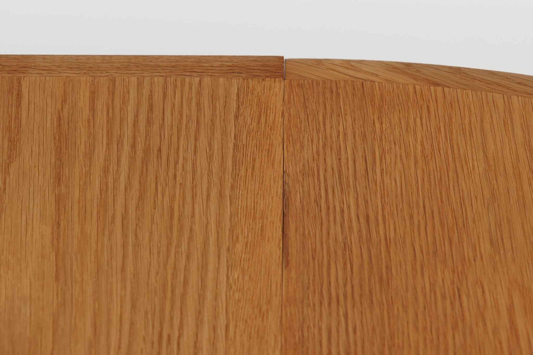 北欧より買い付けた、HenningKjaernulfによってデザインされた円形ダイニングテーブルです。天板を広げた際に中央のサポートの脚が開き、大人数での食卓を想定したデザインとなっています。拡張板は4枚付属し、用途に併せて幅の調整が可能です。良質なオーク材が使用されており、デンマークの名工SoroStolefabrikの熟練の職人によって作成された希少なテーブルです。