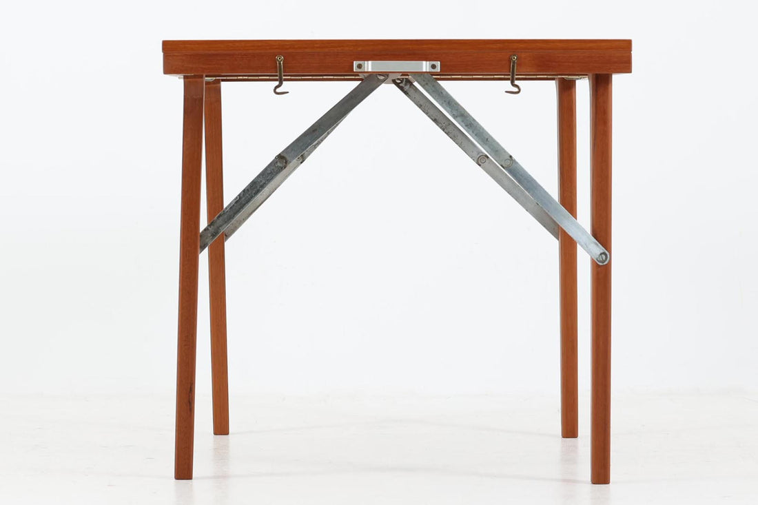 デンマーク製より買い付けた珍しい折り畳みテーブルです。取手付きで持ち運び可能です。良質なチーク材が使用されており高級感がございます。折り畳みの構造上グラつきがございますので、ハードな使用はお控えください。