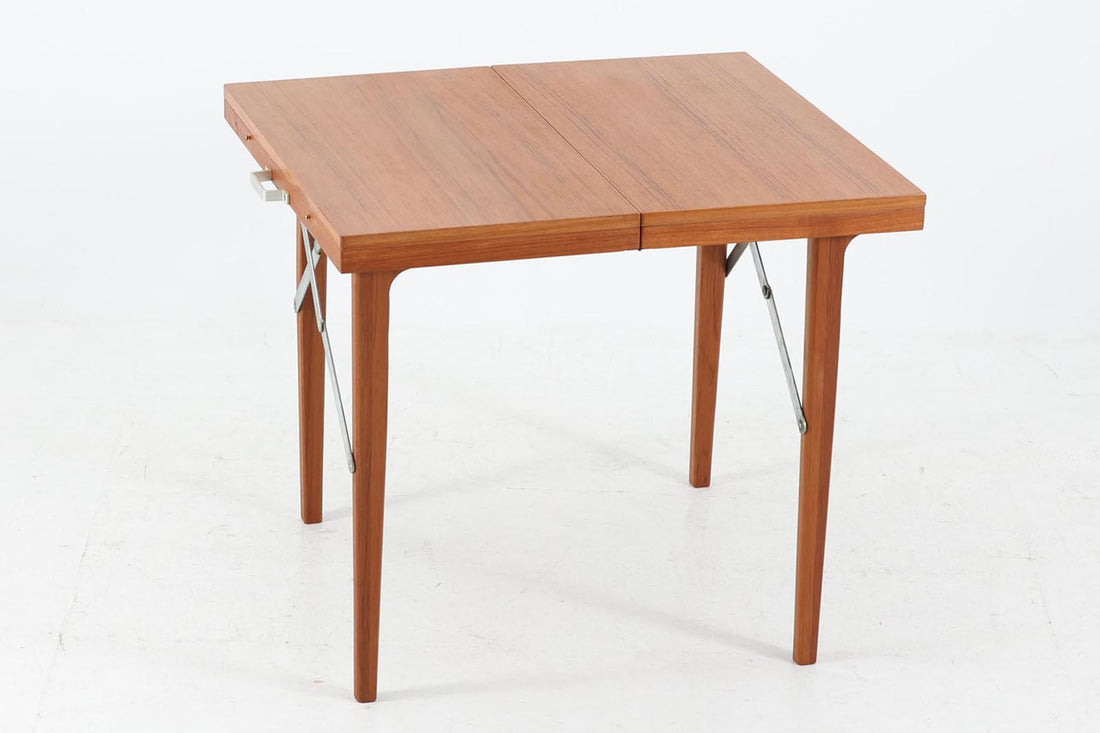 デンマーク製より買い付けた珍しい折り畳みテーブルです。取手付きで持ち運び可能です。良質なチーク材が使用されており高級感がございます。折り畳みの構造上グラつきがございますので、ハードな使用はお控えください。