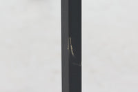 デンマークより買い付けました。綺麗な木目のチーク材が使用されたワゴンです。ブラック色のフレームが使用されており、スタイリッシュなデザインです。天板内部に細かい収納スペースがあり使い勝手が良さそうです。