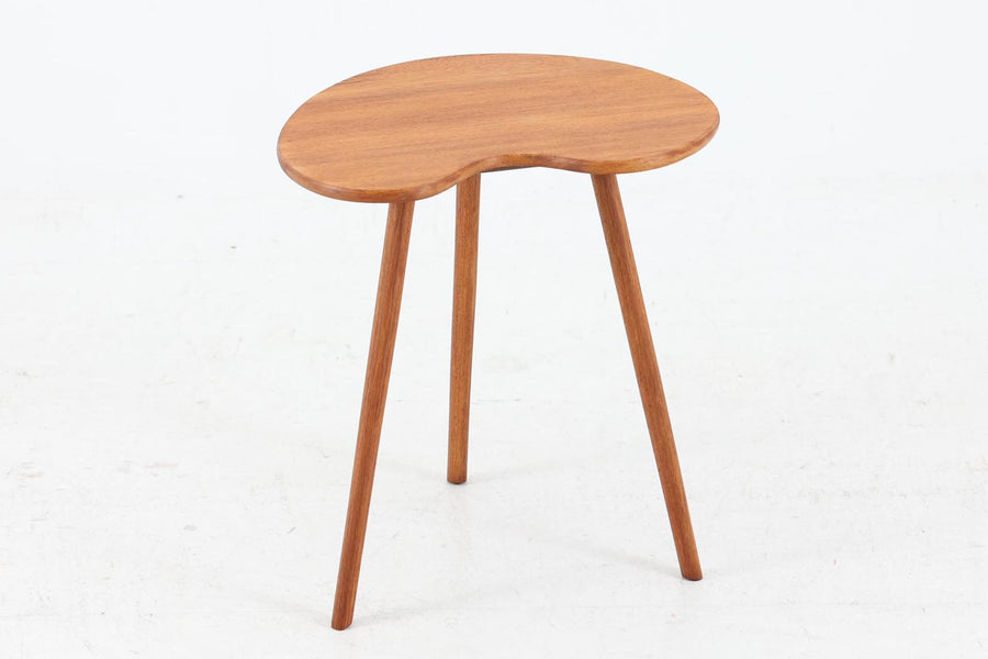 北欧より買い付けたサイドテーブルです。ビンテージ家具ならではの3本脚で、お洒落な形の天板が素敵です。天板はチーク無垢材が使用されており高級感がございます。