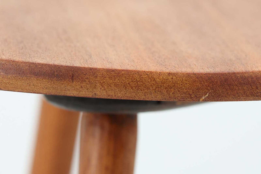 北欧より買い付けたサイドテーブルです。ビンテージ家具ならではの3本脚で、お洒落な形の天板が素敵です。天板はチーク無垢材が使用されており高級感がございます。
