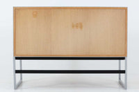 北欧より買い付けたBang&Olufsen社製AVボードです。非常にデザインが優れている事で有名な会社ですが、こちらのキャビネットはシンプルなデザインです。オーディオのデザインを引き立たせる様なそんな雰囲気に仕上がっています。オーク材の希少なモデルです。