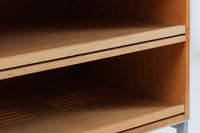 北欧より買い付けたBang&Olufsen社製AVボードです。非常にデザインが優れている事で有名な会社ですが、こちらのキャビネットはシンプルなデザインです。オーディオのデザインを引き立たせる様なそんな雰囲気に仕上がっています。オーク材の希少なモデルです。