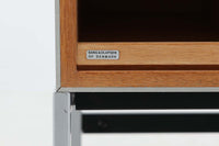 北欧より買い付けたBang&Olufsen社製AVボードです。非常にデザインが優れている事で有名な会社ですが、こちらのキャビネットはシンプルなデザインです。オーディオのデザインを引き立たせる様なそんな雰囲気に仕上がっています。オーク材の希少なモデルです。