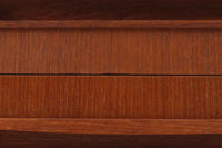 デンマークより買い付けた両袖デスクです。削り出された取手が特徴的なデザインです。背面にも収納部があり、お部屋の真ん中に置いてもご使用いただけます。良質なチーク材が使用されています。