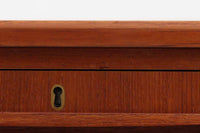 デンマークより買い付けた両袖デスクです。削り出された取手が特徴的なデザインです。背面にも収納部があり、お部屋の真ん中に置いてもご使用いただけます。良質なチーク材が使用されています。