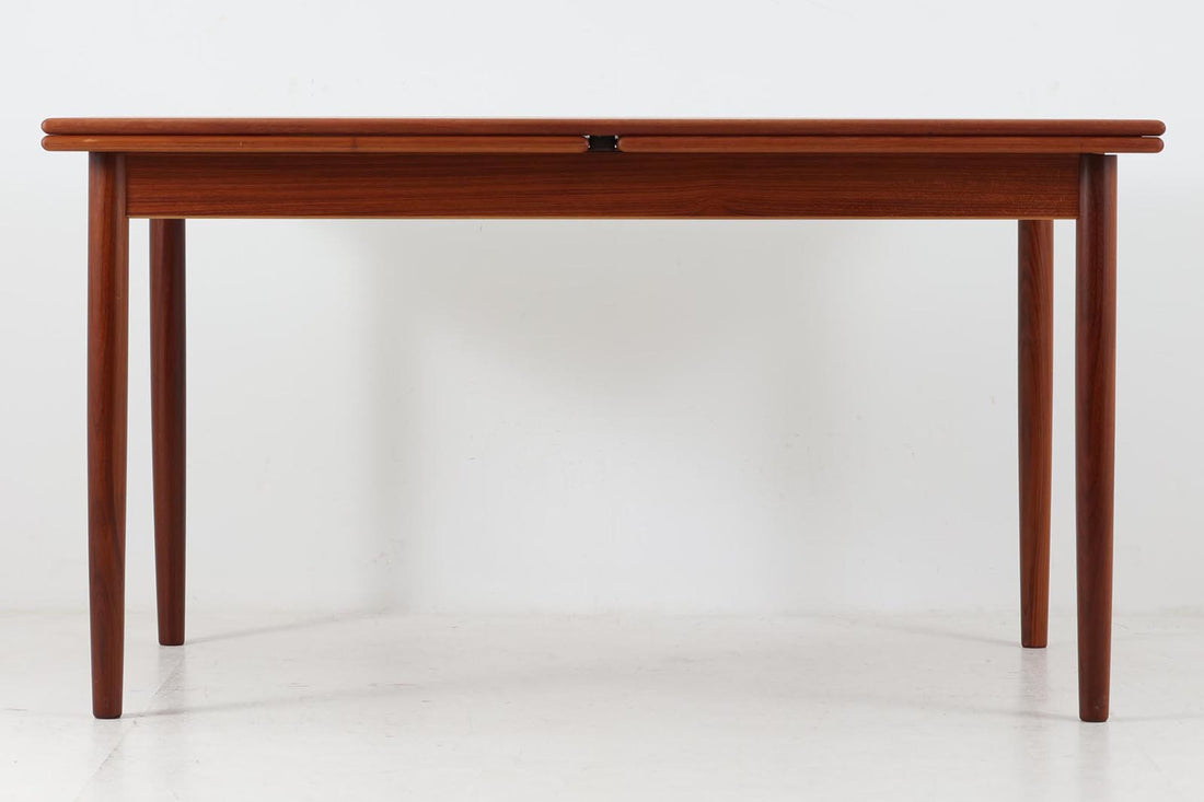 北欧より買い付けたエクステンションダイニングテーブルです。良質なチーク材の綺麗な木目が綺麗です。使用目的によって、さっと天板を広げる事が出来ますので、大変便利です。片方だけ拡張板を広げて使用可能です。一般的な物よりも天板に対して拡張板のサイズが大きいため、250cmを超えるサイズまで拡張可能となっております。クオリティーの高い商品です。