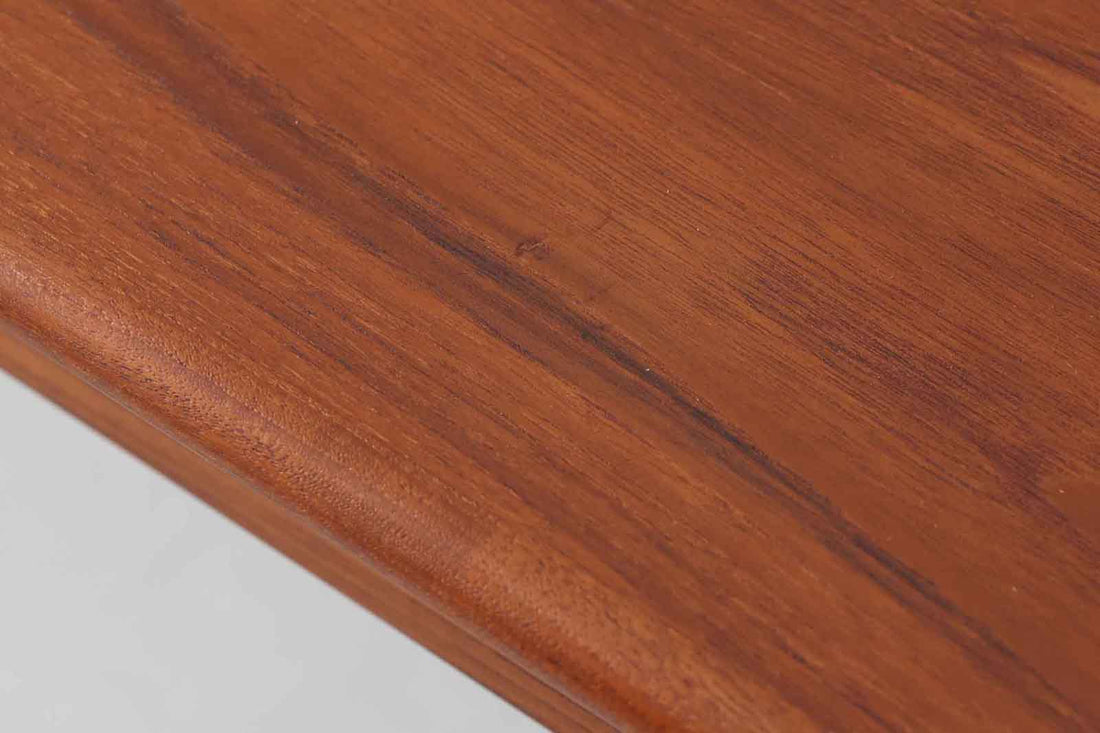 北欧より買い付けたエクステンションダイニングテーブルです。良質なチーク材の綺麗な木目が綺麗です。使用目的によって、さっと天板を広げる事が出来ますので、大変便利です。片方だけ拡張板を広げて使用可能です。一般的な物よりも天板に対して拡張板のサイズが大きいため、250cmを超えるサイズまで拡張可能となっております。クオリティーの高い商品です。