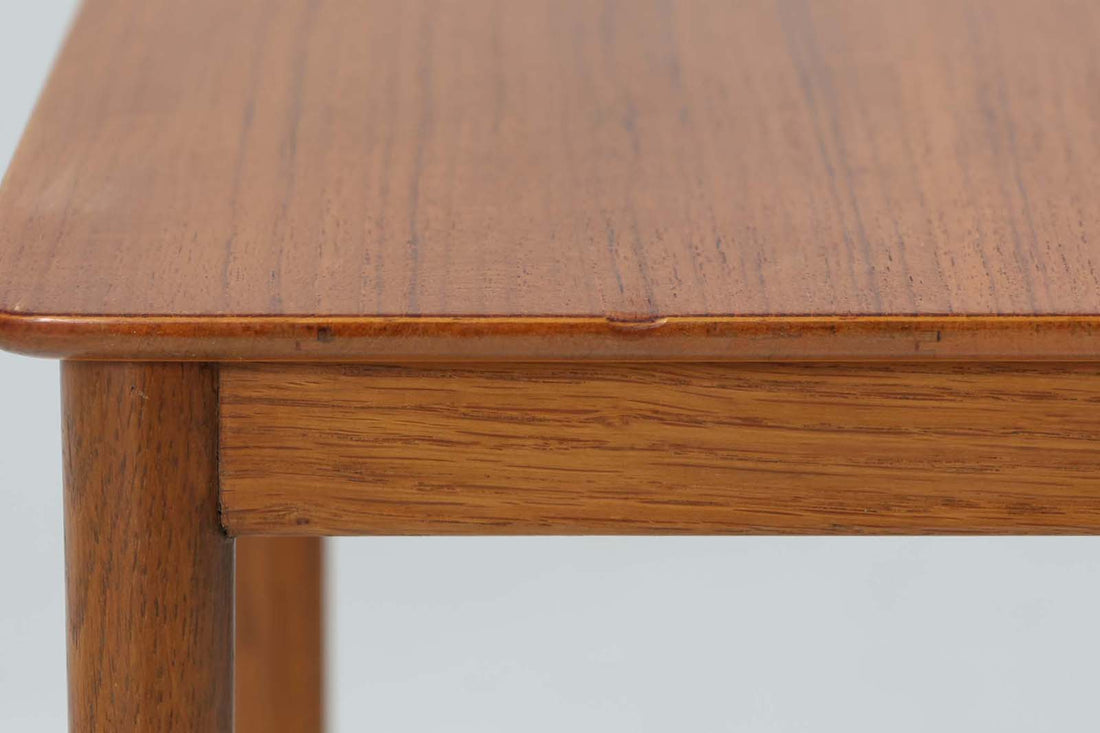 デンマークより買い付けました。シンプルなデザインですが脚先が渡し木で繋がれた堅牢な造りのネストテーブルです。天板には良質なチーク材、脚部にはオーク材が使用されており異なる素材の組み合わせも楽しめます。
