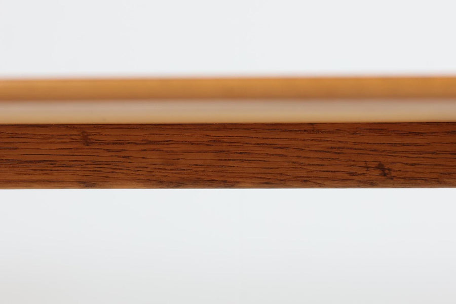 デンマークより買い付けました。シンプルなデザインですが脚先が渡し木で繋がれた堅牢な造りのネストテーブルです。天板には良質なチーク材、脚部にはオーク材が使用されており異なる素材の組み合わせも楽しめます。