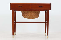 北欧より買い付けたソーイングテーブルです。引き出しとバスケットが付属しており使い易いデザインです。良質なチーク材が使用されています。