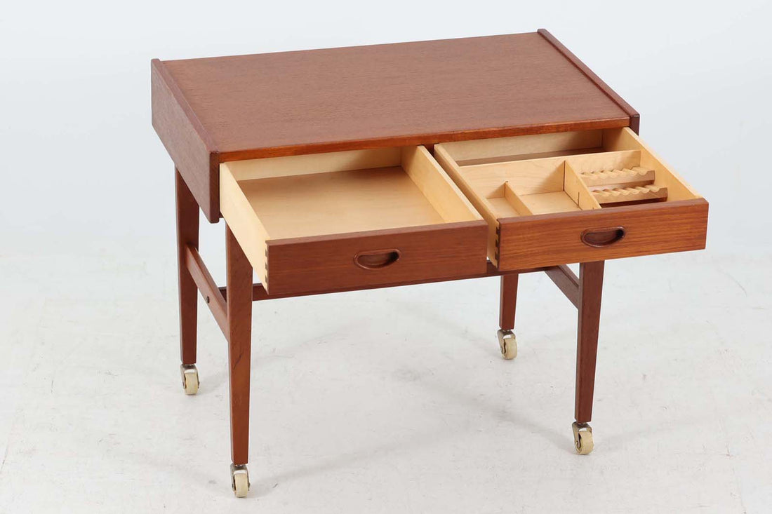 北欧より買い付けたソーイングテーブルです。引き出しとバスケットが付属しており使い易いデザインです。良質なチーク材が使用されています。