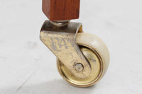 北欧より買い付けたソーイングテーブルです。引き出しとバスケットが付属しており使い易いデザインです。良質なチーク材が使用されています。