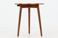 北欧より買い付けたサイドテーブルです。Gormmobler社のクオリティーの高い作品です。天板裏には灰皿がございます。