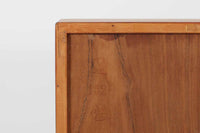 Borgemogensen(ボーエ・モーエンセン)によってデザインされたブックシェルフです。一見シンプルなフォルムですが、脚部がデザインポイントになっています。良質なチーク材が使用されており、FDB社によって細かい所まで丁寧に作成されています。使い勝手の良いサイズだと思います。本体、脚両方にチーク材が使用された希少なモデルです。