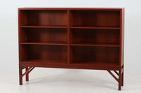 Borgemogensen(ボーエ・モーエンセン)によってデザインされたブックシェルフです。一見シンプルなフォルムですが、脚部がデザインポイントになっています。良質なチーク材が使用されており、FDB社によって細かい所まで丁寧に作成されています。使い勝手の良いサイズだと思います。本体、脚両方にチーク材が使用された希少なモデルです。