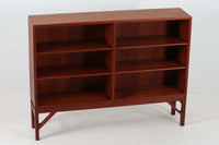 Borgemogensen(ボーエ・モーエンセン)によってデザインされたブックシェルフです。一見シンプルなフォルムですが、脚部がデザインポイントになっています。良質なチーク材が使用されており、FDB社によって細かい所まで丁寧に作成されています。使い勝手の良いサイズだと思います。本体、脚両方にチーク材が使用された希少なモデルです。