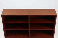 Borgemogensen(ボーエ・モーエンセン)によってデザインされたブックシェルフです。一見シンプルなフォルムですが、脚部がデザインポイントになっています。良質なチーク材が使用されており、FDB社によって細かい所まで丁寧に作成されています。使い勝手の良いサイズだと思います。本体、脚両方にチーク材が使用された希少なモデルです。