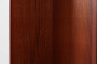 Borgemogensen(ボーエ・モーエンセン)によってデザインされたブックシェルフです。一見シンプルなフォルムですが、脚部がデザインポイントになっています。良質なチーク材が使用されており、FDB社によって細かい所まで丁寧に作成されています。使い勝手の良いサイズだと思います。本体、脚両方にチーク材が使用された希少なモデルです。