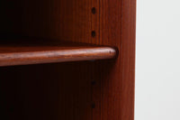 Borgemogensen(ボーエ・モーエンセン)によってデザインされたブックシェルフです。一見シンプルなフォルムですが、脚部がデザインポイントになっています。良質なチーク材が使用されており、FDB社によって細かい所まで丁寧に作成されています。使い勝手の良いサイズだと思います。本体、脚両方にチーク材が使用された希少なモデルです。