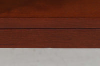 Borgemogensen(ボーエ・モーエンセン)によってデザインされたブックシェルフです。一見シンプルなフォルムですが、脚部がデザインポイントになっています。良質なチーク材が使用されており、FDB社によって細かい所まで丁寧に作成されています。使い勝手の良いサイズだと思います。本体、脚両方にチーク材が使用された希少なモデルです。