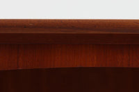 デンマークより買い付けた両袖デスクです。扉収納がある珍しいモデルです。バックシェルフの扉収納内部には鏡がございます。物を飾ってお部屋の真ん中に置いてもご使用いただけます。本体には良質なチーク材が使用されており綺麗な木肌を楽しむことができます。シンプルなデザインで使い勝手も良好です。