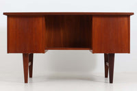 デンマークより買い付けた両袖デスクです。小ぶりで使い勝手の良いサイズ感です。背面も綺麗に仕上げられており、お部屋の真ん中に置いてもご使用いただけます。良質なチーク材が使用されています。