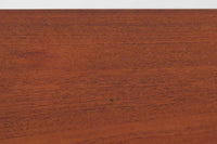 デンマークより買い付けた両袖デスクです。小ぶりで使い勝手の良いサイズ感です。背面も綺麗に仕上げられており、お部屋の真ん中に置いてもご使用いただけます。良質なチーク材が使用されています。