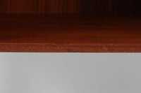 デンマークより買い付けた両袖デスクです。天板が浮いた様なデザインで大きいサイズですがすっきりとした印象も添えています。本体の造りも申し分なくクオリティーの高い商品です。バックシェルフもあるためお部屋の真ん中に置いてもご使用いただけます。