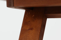 北欧より買い付けた「エレベーターテーブル」です。チーク材ならではの色味は空間に温かみを与えてくれそうですね。普段はセンターテーブルとして使用し、来客時などはさっと広げて、広めのセンターテーブルやダイニングテーブルとしてもご使用頂けます。