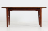 北欧より買い付けた「エレベーターテーブル」です。チーク材ならではの色味は空間に温かみを与えてくれそうですね。普段はセンターテーブルとして使用し、来客時などはさっと広げて、広めのセンターテーブルやダイニングテーブルとしてもご使用頂けます。