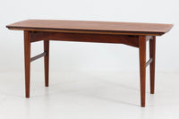 北欧より買い付けた「エレベーターテーブル」です。チーク材ならではの色味は空間に温かみを与えてくれそうですね。普段はセンターテーブルとして使用し、来客時などはさっと広げて、広めのセンターテーブルやダイニングテーブルとしてもご使用頂けます。