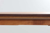 北欧より買い付けた「エレベーターテーブル」です。チーク材ならではの色味は空間に温かみを与えてくれそうですね。普段はセンターテーブルとして使用し、来客時などはさっと広げて、広めのセンターテーブルやダイニングテーブルとしてもご使用頂けます。