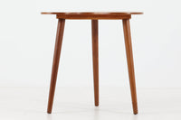 北欧より買い付けたサイドテーブルです。ビンテージ家具ならではの3本脚で、お洒落な形の天板が素敵です。