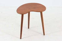 北欧より買い付けたサイドテーブルです。ビンテージ家具ならではの3本脚で、お洒落な形の天板が素敵です。