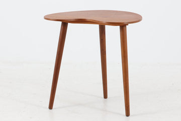 北欧より買い付けたサイドテーブルです。ビンテージ家具ならではの3本脚で、お洒落な形の天板が素敵です。