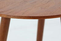 北欧より買い付けたサイドテーブルです。ビンテージ家具ならではの3本脚で、お洒落な形の天板が素敵です。