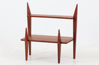 デンマークより買い付けた2段のサイドテーブルです。プランターテーブルとしてもお使いいただけます。飾り付ける事により様々な表情を見せてくれそうです。良質なチーク材が使用されています。