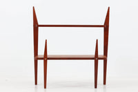 デンマークより買い付けた2段のサイドテーブルです。プランターテーブルとしてもお使いいただけます。飾り付ける事により様々な表情を見せてくれそうです。良質なチーク材が使用されています。