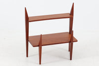 デンマークより買い付けた2段のサイドテーブルです。プランターテーブルとしてもお使いいただけます。飾り付ける事により様々な表情を見せてくれそうです。良質なチーク材が使用されています。