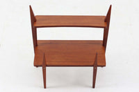 デンマークより買い付けた2段のサイドテーブルです。プランターテーブルとしてもお使いいただけます。飾り付ける事により様々な表情を見せてくれそうです。良質なチーク材が使用されています。