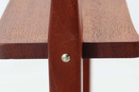 デンマークより買い付けた2段のサイドテーブルです。プランターテーブルとしてもお使いいただけます。飾り付ける事により様々な表情を見せてくれそうです。良質なチーク材が使用されています。