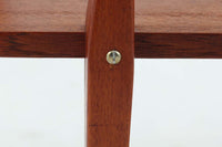 デンマークより買い付けた2段のサイドテーブルです。プランターテーブルとしてもお使いいただけます。飾り付ける事により様々な表情を見せてくれそうです。良質なチーク材が使用されています。