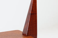 デンマークより買い付けた2段のサイドテーブルです。プランターテーブルとしてもお使いいただけます。飾り付ける事により様々な表情を見せてくれそうです。良質なチーク材が使用されています。