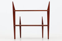 デンマークより買い付けた2段のサイドテーブルです。プランターテーブルとしてもお使いいただけます。飾り付ける事により様々な表情を見せてくれそうです。良質なチーク材が使用されています。