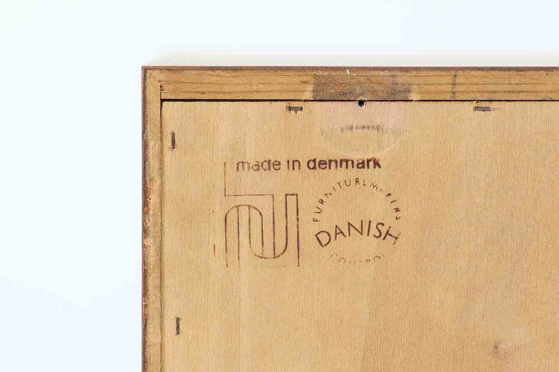 デンマークより買い付けた4段チェストです。PoulHundevadデザインのクオリティーの高い作品で、デンマークの品質基準を満たした「DANISHFURNITUREMAKE'SCONTROL」の刻印がございます。