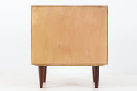 デンマークより買い付けた4段チェストです。PoulHundevadデザインのクオリティーの高い作品で、デンマークの品質基準を満たした「DANISHFURNITUREmAKE'SCONTROL」の刻印がございます。